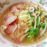 もやし、ニラ、焼き豚の塩ラーメン